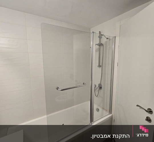 מקלחת עם דלת זכוכית וברז מקלחת